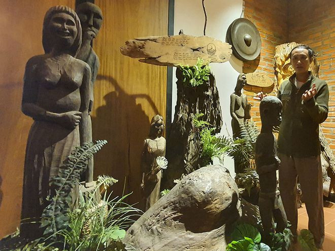 Ông Vinh đang thuyết giải tác phẩm về mẹ.