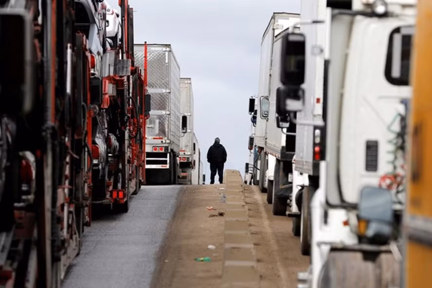 Xe tải xếp hàng ở biên giới Mỹ-Mexico hồi năm 2019. Ảnh: Reuters