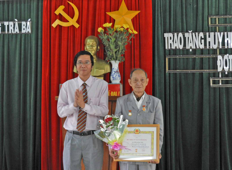 Trao tặng huy hiệu Đảng tại Đảng bộ phường Trà Bá TP.Pleiku. Ảnh: Thanh Nhật