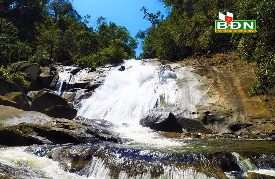  Bắt nguồn trên đỉnh núi cao, giữa những cánh rừng nguyên sinh, thác Bảy Tầng có dòng chảy trong xanh, len lỏi qua các vách đá