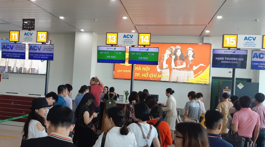 Nhiều người lao động có nhu cầu được hoàn tiền mua vé tàu xe về quê ăn tết khi quyết định ở lại.