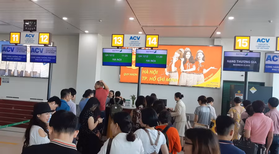 Nhiều người lao động có nhu cầu được hoàn tiền mua vé tàu xe về quê ăn tết khi quyết định ở lại.