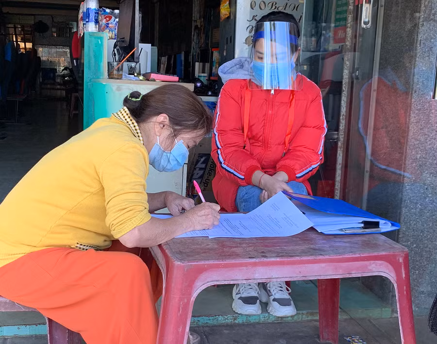  Bà Võ Thị Kim Nở (đường Nguyễn Thái Bình, phường Ia Kring, TP. Pleiku) ký cam kết tạm dừng hoạt động dịch vụ internet công cộng. Ảnh: Phương Linh