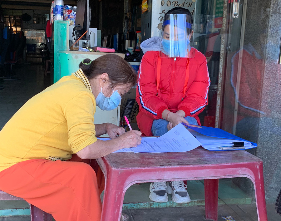  Bà Võ Thị Kim Nở (đường Nguyễn Thái Bình, phường Ia Kring, TP. Pleiku) ký cam kết tạm dừng hoạt động dịch vụ internet công cộng. Ảnh: Phương Linh