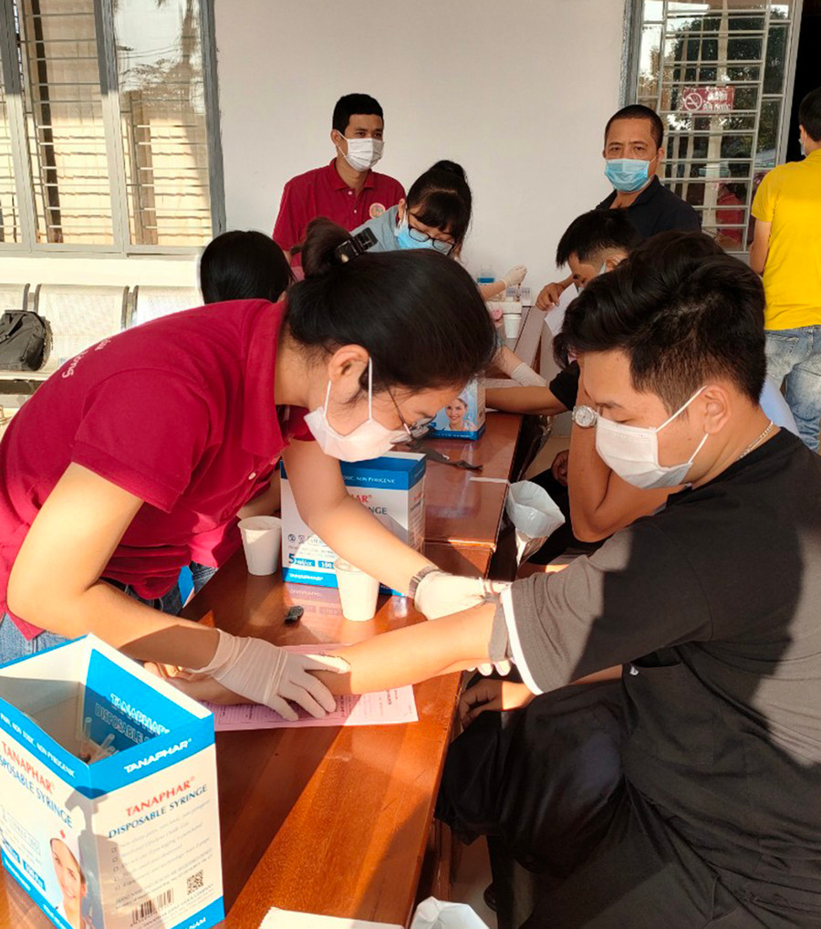 Quy trình lấy máu xét nghiệm. Ảnh: Hồng Ngọc