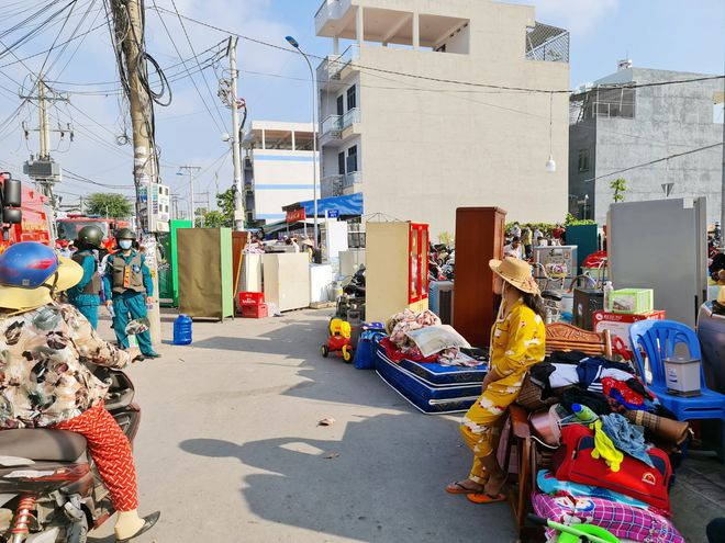  Người dân lo sợ cháy lan đã chuyển đồ đạc ra khỏi nhà - Ảnh: ĐỖ TRƯỜNG