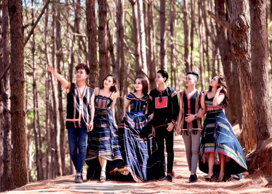 Chụp ảnh và giới thiệu trên trang facebook cá nhân cũng là cách để thầy giáo trẻ giới thiệu các mẫu thiết kế-ảnh nv cung cấp