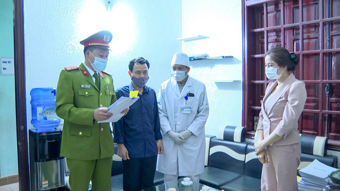  Công an đọc lệnh khám xét chỗ làm việc đối với các bị can - Ảnh: Công an cung cấp