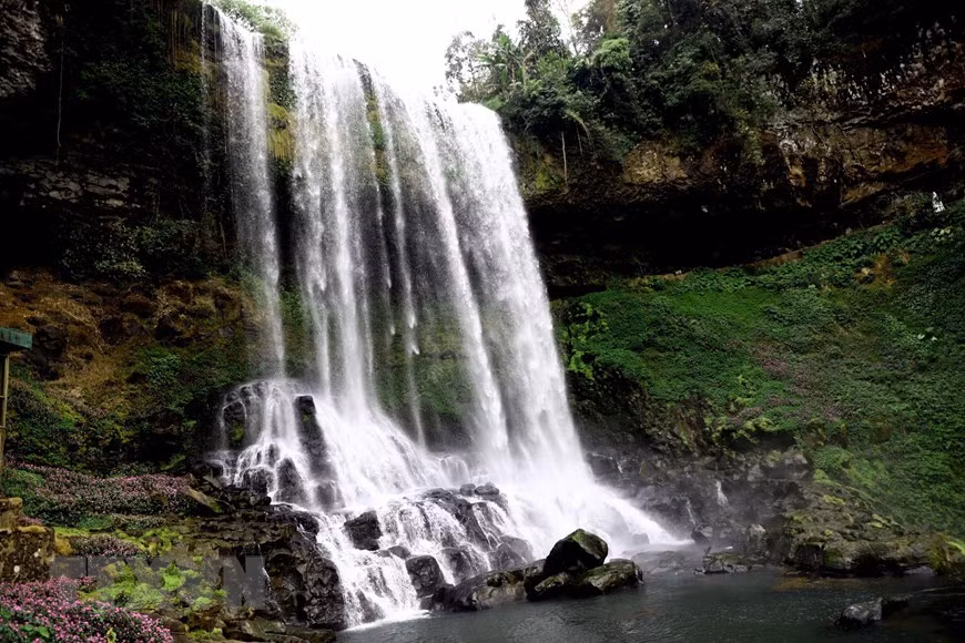 Thác có chiều cao hơn 60m.