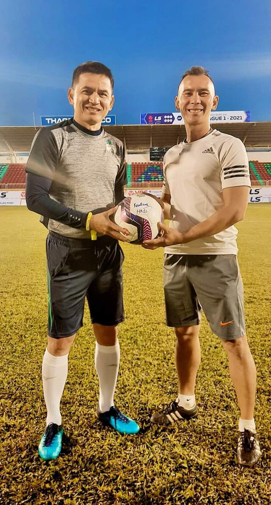 Trọng tài Nguyên Thành và huấn luyện viên Kiatisak của đội Hoàng Anh Gia Lai (ảnh nhân vật cung cấp)