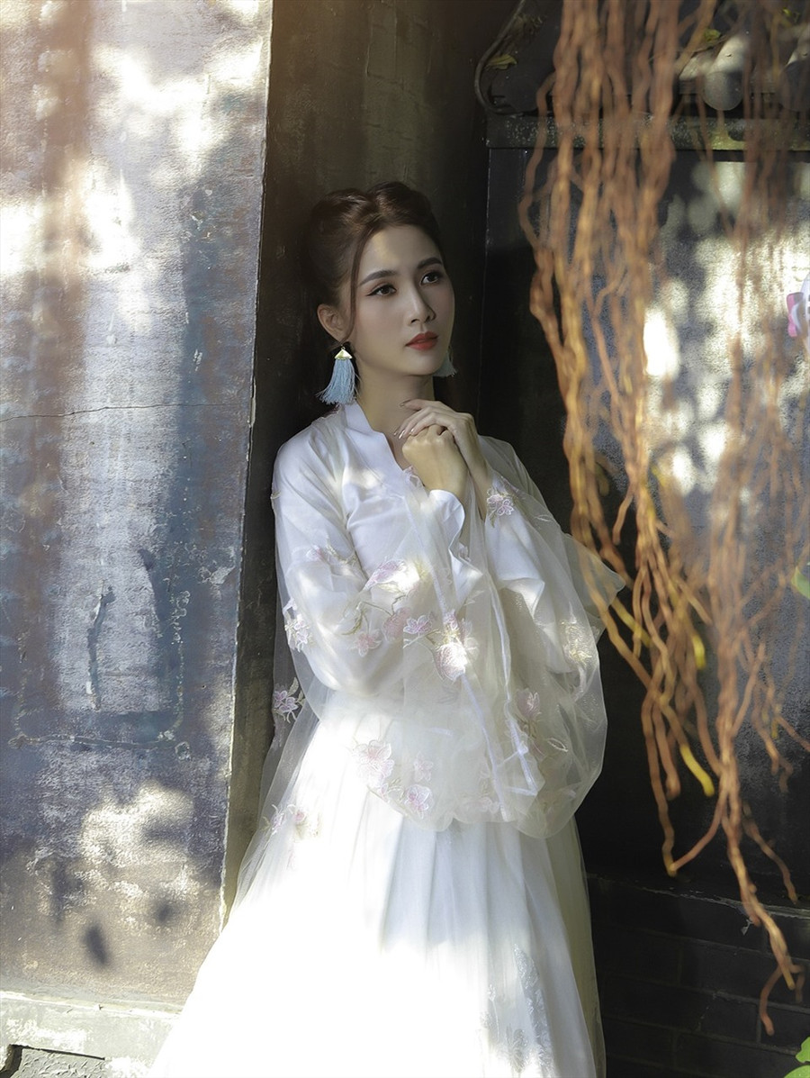 Mặt khác, nữ diễn viên cũng thầm cầu nguyện bộ phim Kiều @ của mình sẽ ra rạp đúng ngày 26.2.2021 này để khán giả yêu quý cô và ê kíp có thể có được một món ăn tinh thần thú vị trong dịp Tết đến, xuân về. Ảnh: NSCC.