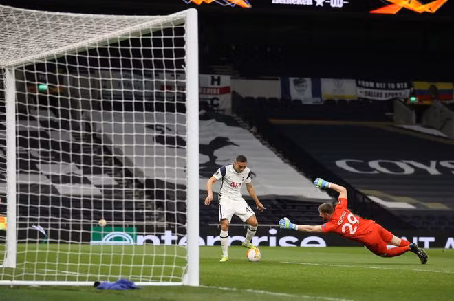 Vinicius bỏ lỡ cơ hội đáng tiếc ở hiệp 1 - Ảnh: Reuters