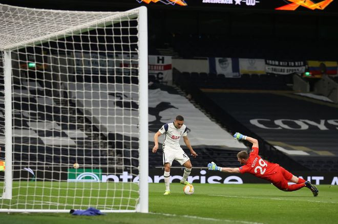 Vinicius bỏ lỡ cơ hội đáng tiếc ở hiệp 1 - Ảnh: Reuters