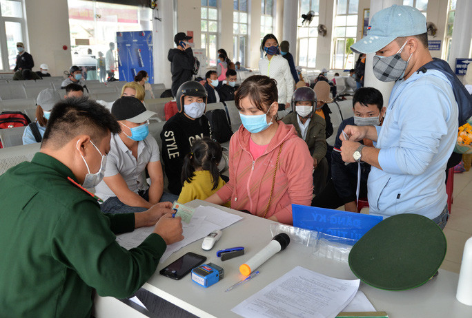  Lực lượng chức năng kiểm tra, đo thân nhiệt người về Lý Sơn đón Tết để phòng ngừa dịch Covid-19. Ảnh: T.Trực