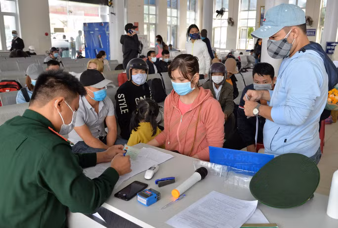  Lực lượng chức năng kiểm tra, đo thân nhiệt người về Lý Sơn đón Tết để phòng ngừa dịch Covid-19. Ảnh: T.Trực