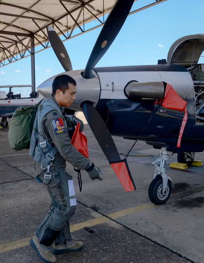 Thượng úy Không quân Nhân dân Việt Nam Đặng Đức Toại kiểm tra máy bay T-6 Texan II trước khi tiến hành bài bay kiểm tra cuối khóa hôm 29.5.2019 tại Căn cứ không quân Columbus, Mỹ. Thượng úy Toại đã có hơn 167 giờ bay với máy bay T-6 trong chương trình đào tạo - Ảnh: Không quân Mỹ