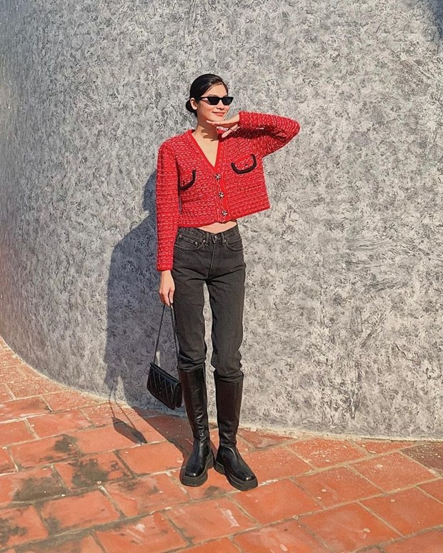 Kim Dung mix quần jeans với áo khoác vải tweed, chọn tông đỏ rực trong tuần lễ đầu năm. Nàng mẫu 9X phối đồ cùng boots da cao cổ, điểm trang túi xách nhỏ ton-sur-ton.