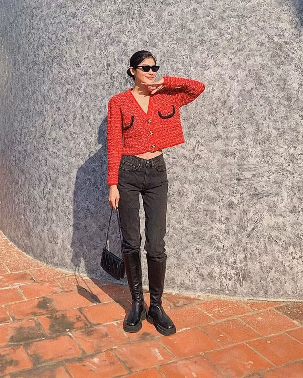 Kim Dung mix quần jeans với áo khoác vải tweed, chọn tông đỏ rực trong tuần lễ đầu năm. Nàng mẫu 9X phối đồ cùng boots da cao cổ, điểm trang túi xách nhỏ ton-sur-ton.