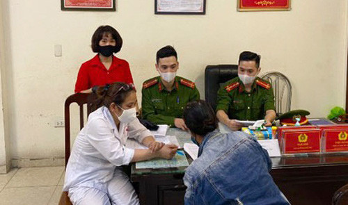  Một phụ nữ ở Hà Nội không đeo khẩu trang bị phạt 200.000 đồng - Ảnh: D.H