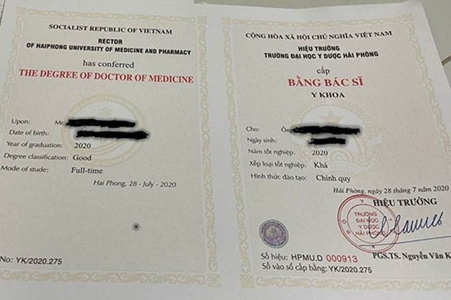 Một chiếc bằng bác sĩ được nhóm tội phạm công nghệ cao làm giả, để bán qua mạng xã hội. Ảnh: CACC. Một chiếc bằng bác sĩ được nhóm tội phạm công nghệ cao làm giả, để bán qua mạng xã hội. Ảnh: CACC.