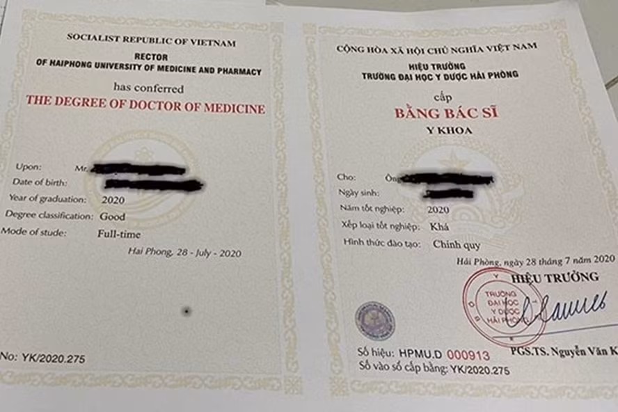 Một chiếc bằng bác sĩ được nhóm tội phạm công nghệ cao làm giả, để bán qua mạng xã hội. Ảnh: CACC.