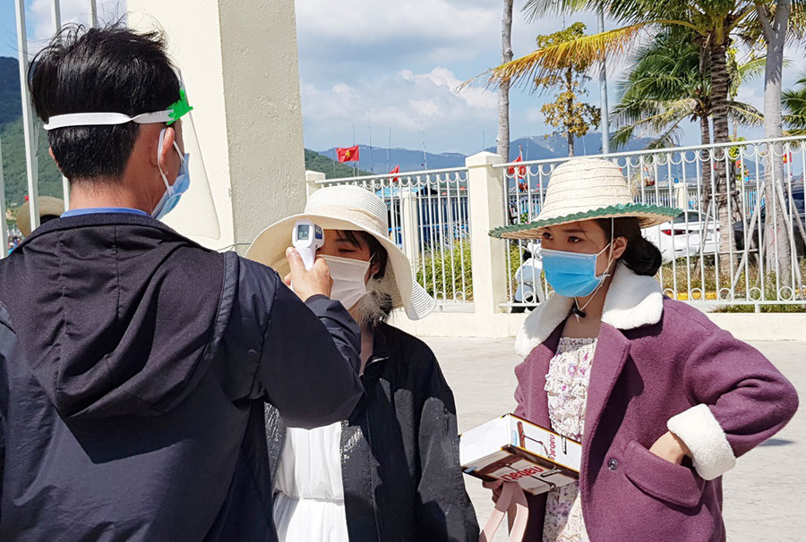 Du khách khi đến bến tàu du lịch Nha Trang để đi đi tour biển đảo đều được đo thân nhiệt và yêu cầu đeo khẩu trang