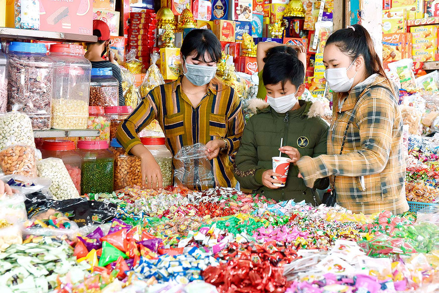 12.Chị Hoa, tiểu thương ở TTTM Pleiku cho biết: “Tuy nhu cầu mua sắm Tết đã tăng, nhưng chúng tôi không dự trữ quá nhiều hàng hóa phục vụ thị trường Tết mà chỉ nhập vừa đủ bán trong vài ngày. Dự kiến lượng khách sẽ tăng thêm vào những ngày giáp Tết”. 