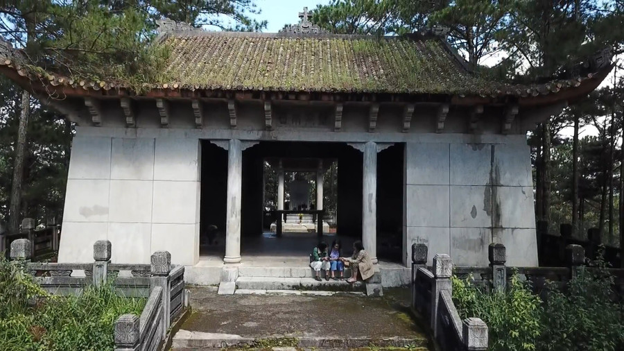 Năm Kỷ Mão (13/9/1939), Nguyễn Hữu Hào trút hơi thở cuối cùng tại Đà Lạt. Theo nguyện vọng lúc sinh thời của cha mình, Nam Phương Hoàng hậu cùng Vua Bảo Đại đã ra sức tìm kiếm vị trí đắc địa để an táng ông. Địa điểm cuối cùng được chọn là vị trí lăng mộ ngày nay. Năm Kỷ Mão (13/9/1939), Nguyễn Hữu Hào trút hơi thở cuối cùng tại Đà Lạt. Theo nguyện vọng lúc sinh thời của cha mình, Nam Phương Hoàng hậu cùng Vua Bảo Đại đã ra sức tìm kiếm vị trí đắc địa để an táng ông. Địa điểm cuối cùng được chọn là vị trí lăng mộ ngày nay.