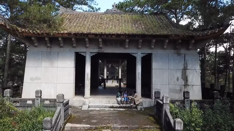 Năm Kỷ Mão (13/9/1939), Nguyễn Hữu Hào trút hơi thở cuối cùng tại Đà Lạt. Theo nguyện vọng lúc sinh thời của cha mình, Nam Phương Hoàng hậu cùng Vua Bảo Đại đã ra sức tìm kiếm vị trí đắc địa để an táng ông. Địa điểm cuối cùng được chọn là vị trí lăng mộ ngày nay.