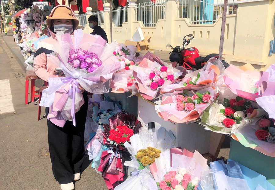 Hoa giấy kết tay chiếm lĩnh thị trường. Ảnh: Đinh Yến