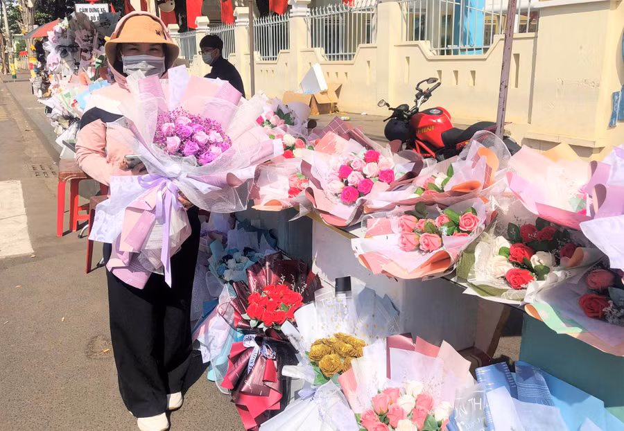 Hoa giấy kết tay chiếm lĩnh thị trường. Ảnh: Đinh Yến