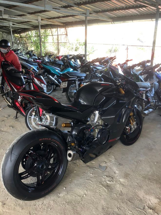 Một xe máy đã qua độ chế bị tạm giữ. Ảnh: LÂM VIÊN