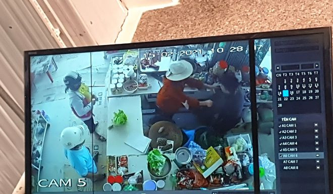 Duy xông vào cửa hàng tạp hóa khống chế cướp dây chuyền vàng của nữ chủ tiệm, bị camera an ninh trong cửa hàng ghi lại vào trưa 15.2