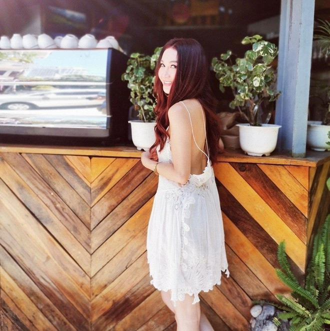 Ở tuổi ngoài 50, Ôn Bích Hà vẫn giữ được dáng thon cùng gương mặt trẻ hơn tuổi thật. Nàng Đát Kỷ từng quyết định không sinh con để giữ dáng mà nhận con nuôi. Ảnh: Weibo.