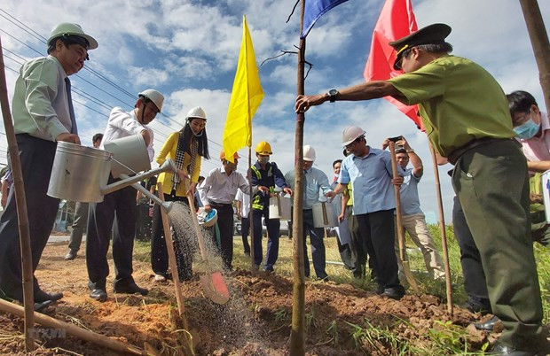 Bến Tre là địa phương đầu tiên trong cả nước phát động chương trình hưởng ứng sáng kiến trồng 1 tỷ cây xanh trong 5 năm tới của Thủ tướng Chính phủ, thiết thực triển khai Tết trồng cây. (Ảnh: Trần Thị Thu Hiền/TTXVN) Bến Tre là địa phương đầu tiên trong cả nước phát động chương trình hưởng ứng sáng kiến trồng 1 tỷ cây xanh trong 5 năm tới của Thủ tướng Chính phủ, thiết thực triển khai Tết trồng cây. (Ảnh: Trần Thị Thu Hiền/TTXVN)