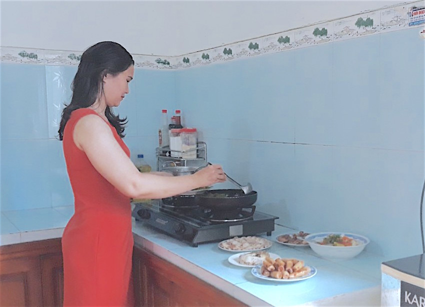 Chị Phạm Thị Mười (tổ 1, thị trấn Kông Chro, huyện Kông Chro) chuẩn bị mâm cơm tất niên cho gia đình. Ảnh: Mộc Trà Chị Phạm Thị Mười (tổ 1, thị trấn Kông Chro, huyện Kông Chro) chuẩn bị mâm cơm tất niên cho gia đình. Ảnh Mộc Trà