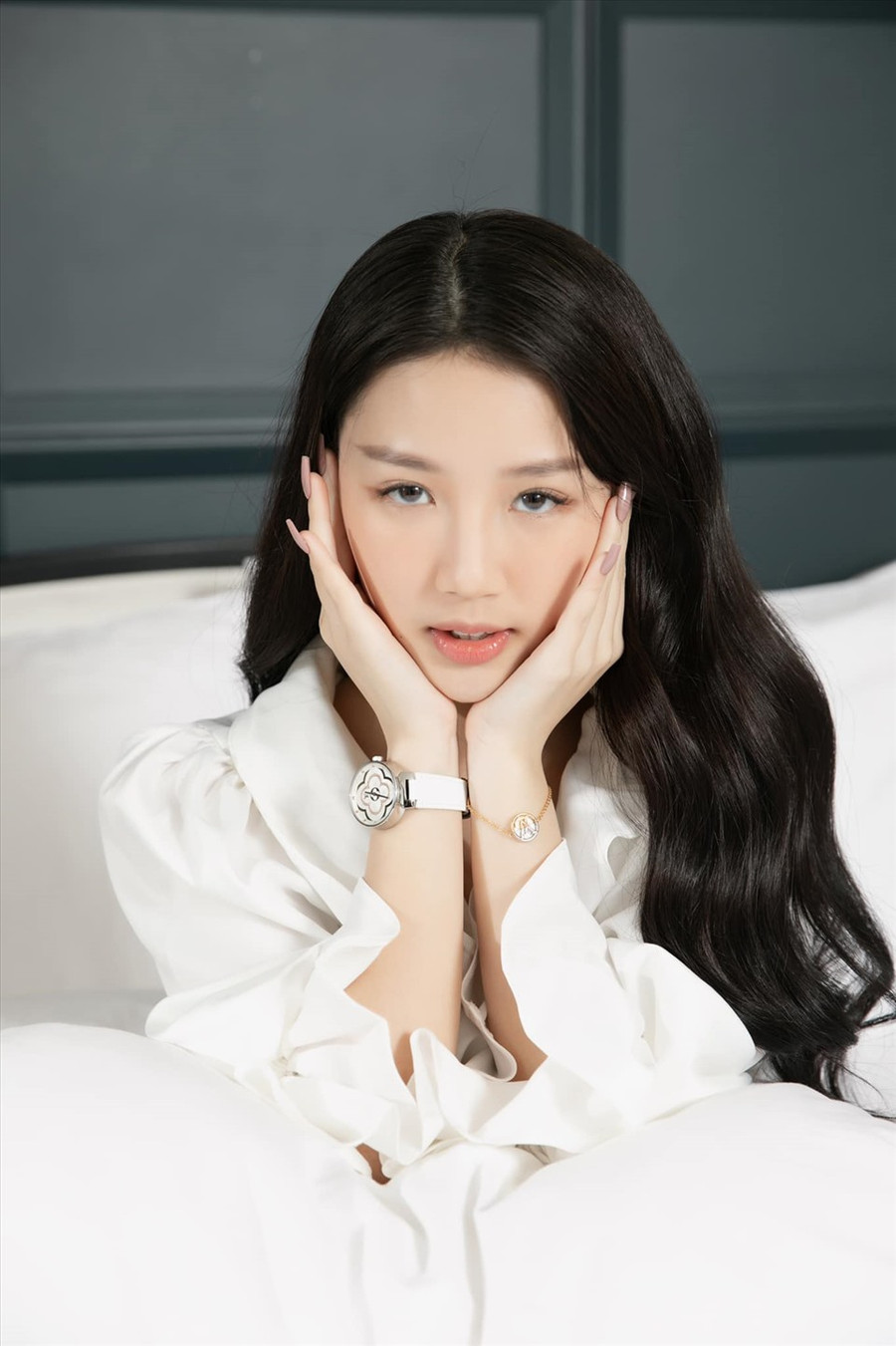  Ngay từ khi ra mắt, Amee đã được chú ý nhờ nhan sắc ngọt ngào, trong sáng. Các đường nét trên khuôn mặt của nữ ca sĩ đều thanh tú, dễ thương. Cô nàng cũng chưa từng dính nghi án thẩm mỹ. Ảnh: FB NV.