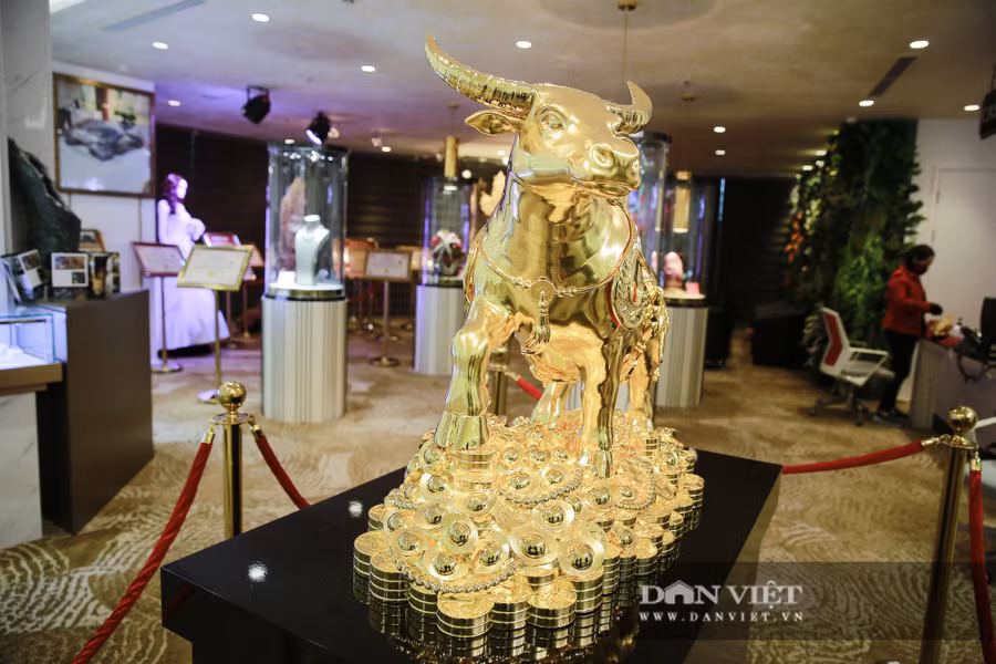 Nhiều người dân cảm thấy choáng ngợp bởi giá trị và vẻ đẹp tinh xảo của báu vật Kim Ngưu Vương Bảo. Nhiều người dân cảm thấy choáng ngợp bởi giá trị và vẻ đẹp tinh xảo của báu vật Kim Ngưu Vương Bảo.