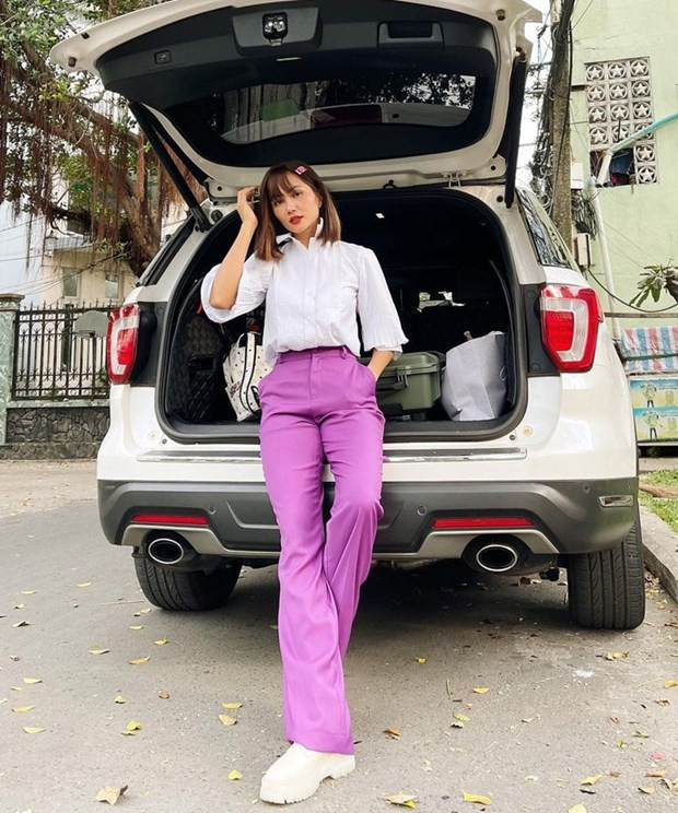  H’Hen Niê toar sáng với combo sơmi, quần ống rộng, phối màu tông sáng làm nổi bật vẻ rạng rỡ.