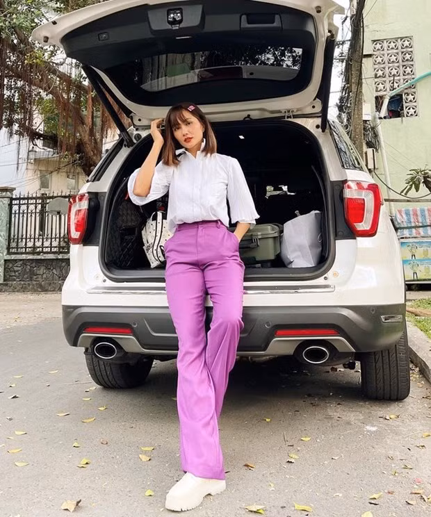  H’Hen Niê toar sáng với combo sơmi, quần ống rộng, phối màu tông sáng làm nổi bật vẻ rạng rỡ.