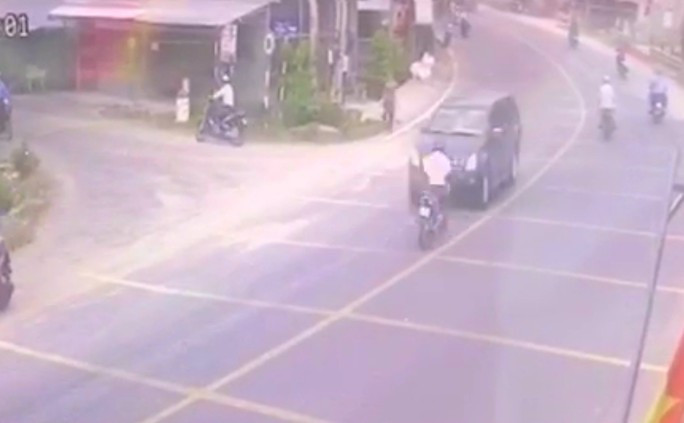 Ông N. đã lấn sang phần đường bên trái trước khi tông trực diện vào đầu xe bán tải Ông N. đã lấn sang phần đường bên trái trước khi tông trực diện vào đầu xe bán tải