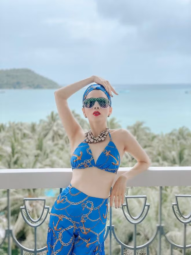 Lệ Quyên tâm sự bản thân không đặt nặng chuyện phải ăn kiêng nhưng luôn cân bằng trong việc tập luyện thể dục để đảm bảo sức khỏe. Nữ ca sĩ cho hay: “Tôi không quá khắt khe trong vấn đề ăn uống. Nhưng tôi có một bí quyết là bản thân gần như không ăn nhiều tinh bột, chỉ ăn để đủ dinh dưỡng, sức khỏe thôi. Đặc biệt, mọi người đừng quên tập luyện thể dục, thể thao và nghỉ ngơi đúng giờ giấc. Chúng ta phải nghỉ ngơi đủ, không thể để cho cơ thể mệt mỏi được. Đó là bí quyết làm cho mình đẹp mãi