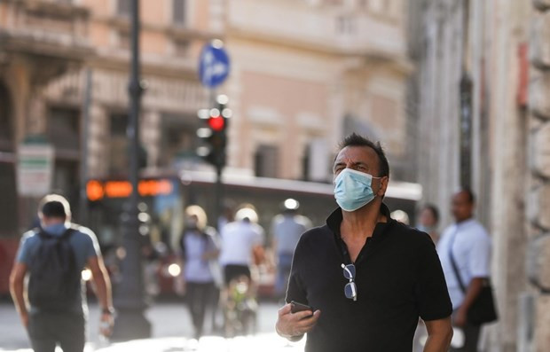 Người dân đeo khẩu trang phòng dịch COVID-19 tại Rome, Italy. (Ảnh: THX/TTXVN)