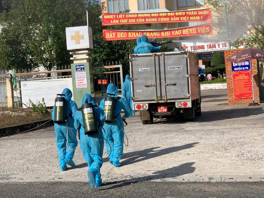 Các chiến sĩ Quân đoàn 3 tiến hành bơm thuốc khử trùng tại Trung tâm Y tế huyện Ia Pa.Ảnh.Vũ Chi