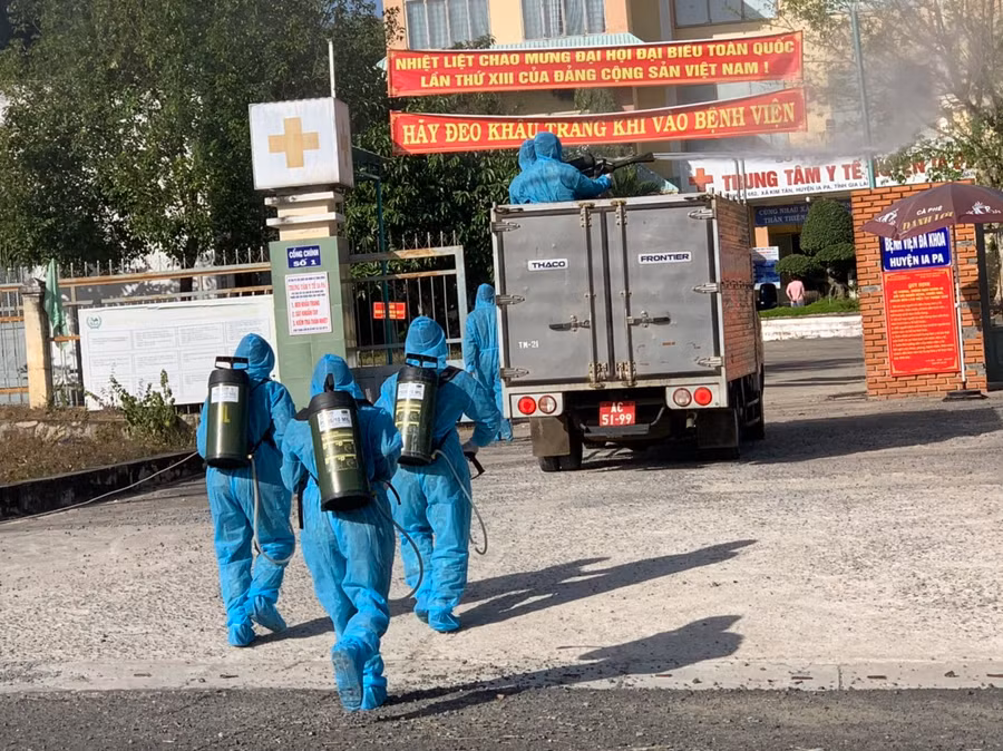 Các chiến sĩ Quân đoàn 3 tiến hành bơm thuốc khử trùng tại Trung tâm Y tế huyện Ia Pa.Ảnh.Vũ Chi