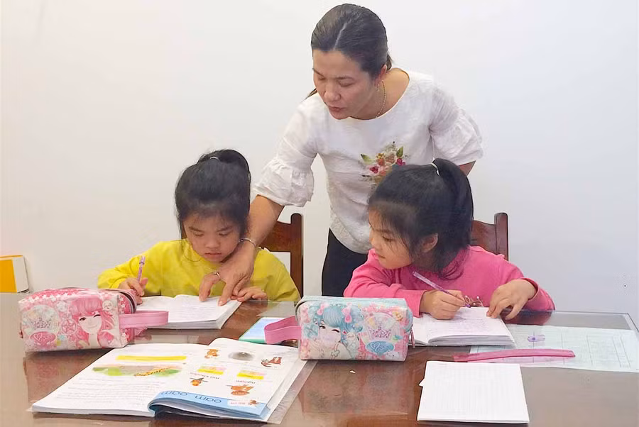 Nhiều phụ huynh đã sẵn sàng đồng hành cùng con mình học tập hiệu quả tại nhà trong mùa dịch. Ảnh: Hồng Thi