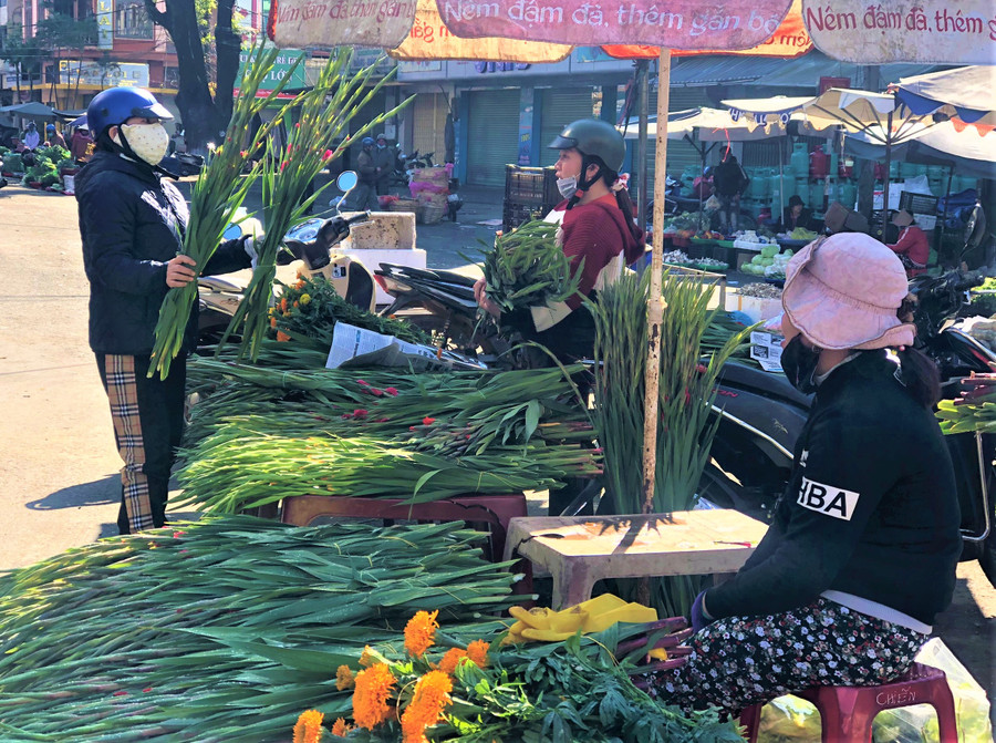 Mua hoa tươi để cầu mong cho một năm mới với nhiều niềm vui mới. Ảnh. Đinh Yến