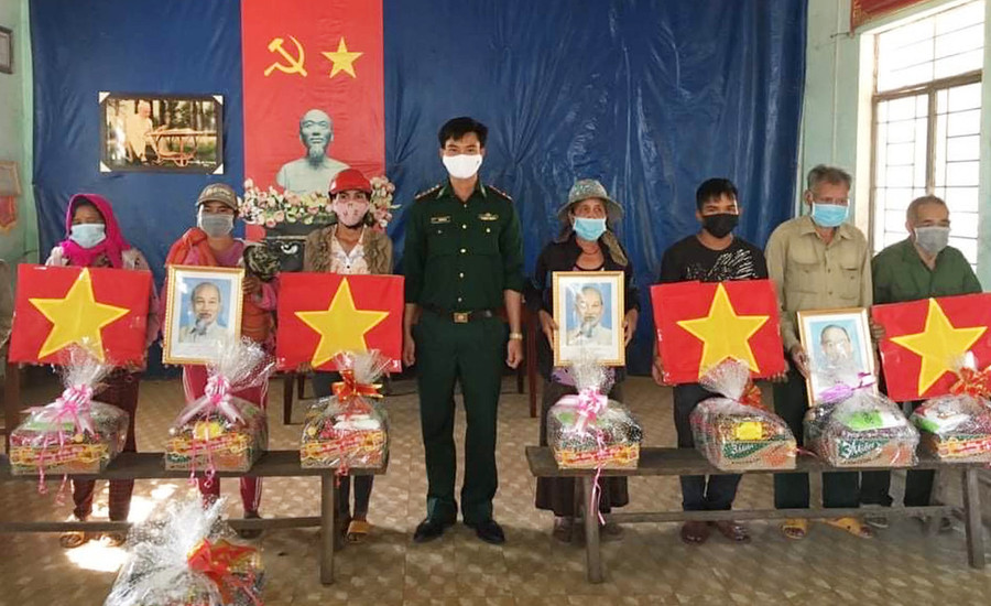  Đồn Biên phòng Ia Mơr trao quà cho người dân đón Tết. Ảnh: Phương Dung