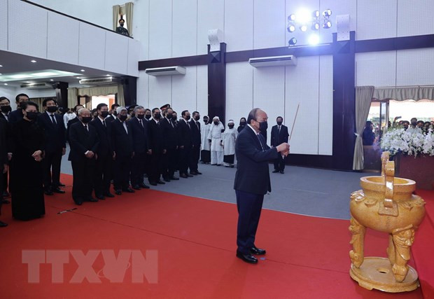 Đoàn đại biểu Ban Chấp hành Trung ương Đảng Cộng sản Việt Nam do Ủy viên Bộ Chính trị, Thủ tướng Chính phủ Nguyễn Xuân Phúc dẫn đầu viếng nguyên Phó Thủ tướng Trương Vĩnh Trọng. (Ảnh: Thống Nhất/TTXVN) Đoàn đại biểu Ban Chấp hành Trung ương Đảng Cộng sản Việt Nam do Ủy viên Bộ Chính trị, Thủ tướng Chính phủ Nguyễn Xuân Phúc dẫn đầu viếng nguyên Phó Thủ tướng Trương Vĩnh Trọng. (Ảnh: Thống Nhất/TTXVN)