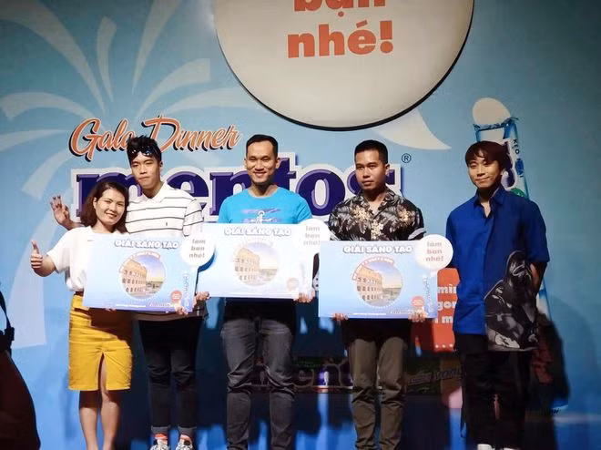 Hoàng Nguyễn (trái) đạt giải thưởng với bộ môn Parkour - Ảnh: NVCC